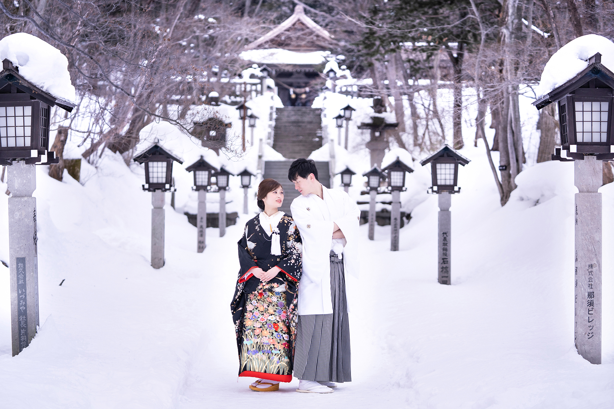 雪景色に包まれる幻想的な神社撮影