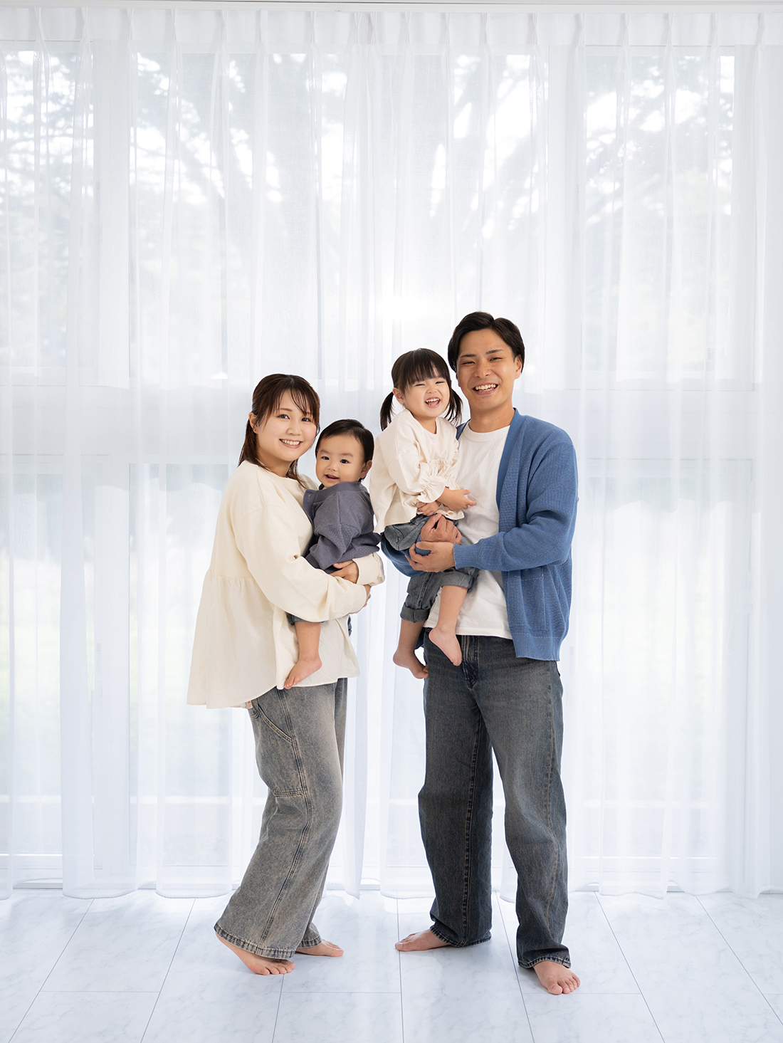 【お出かけのついでに♪】私服でのびのび!貸切スタジオやお花畑で叶える家族・ペット撮影
