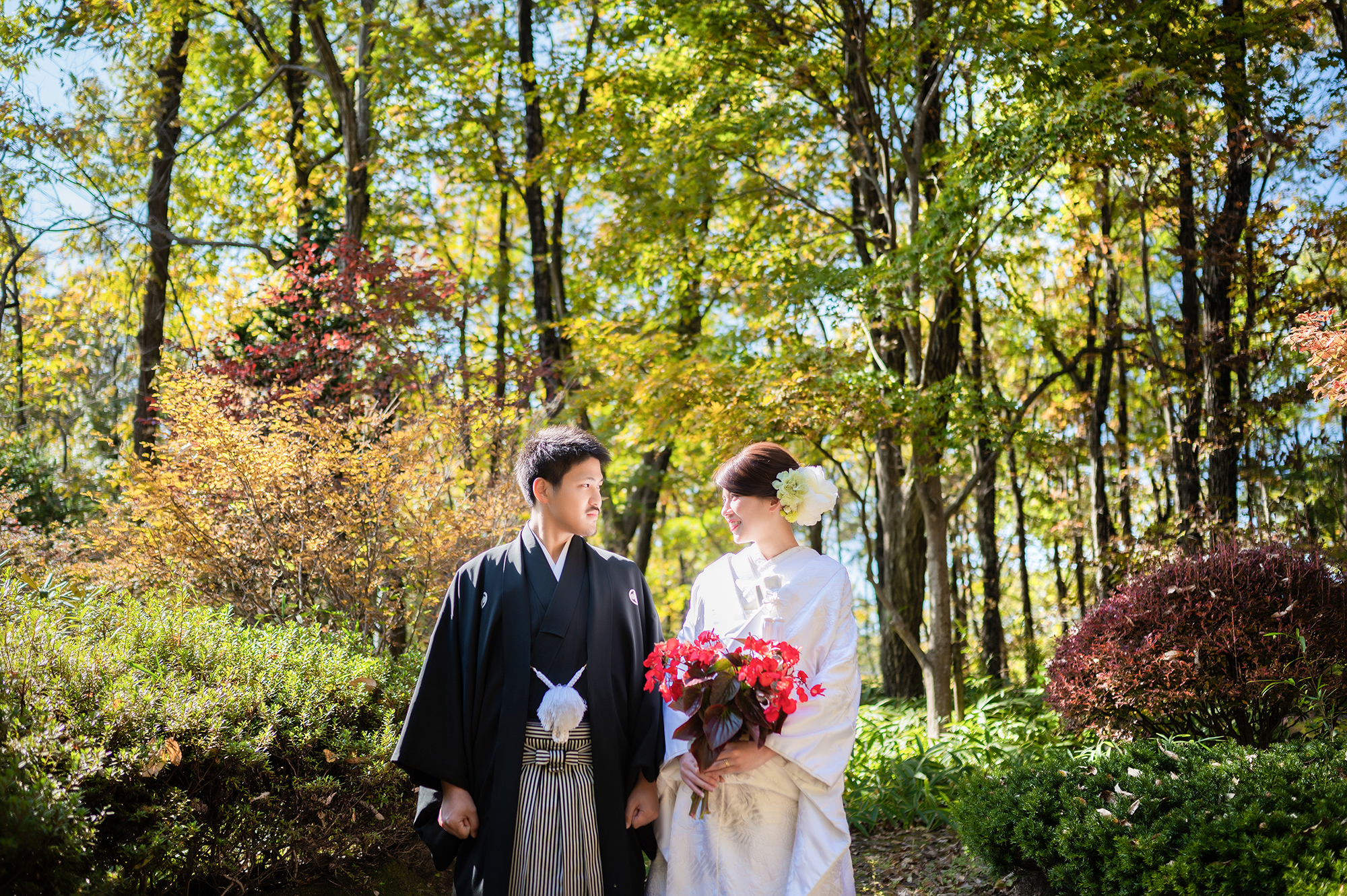【秋の和装フォト】紅葉に映える「白無垢」と 存在感際立つ「色打掛」どちらがお好きですか♡